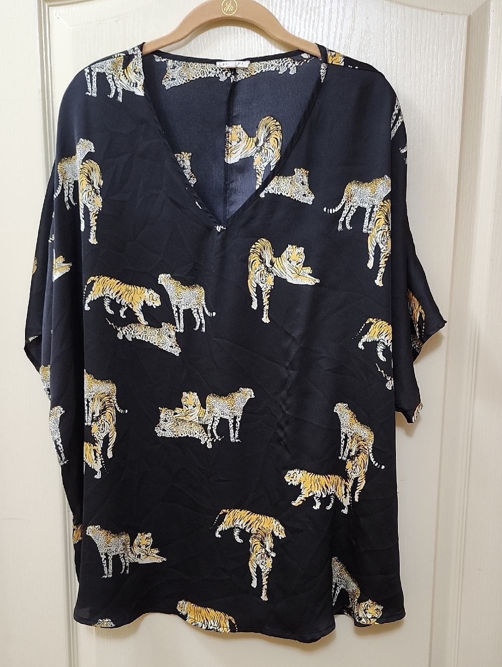 JODIFL BLACK/ANIMAL PRINT V-NECK BLOUSE